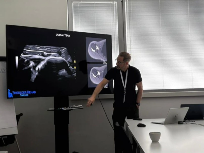 Dr. Magnus Wennerlund přednáší na ultrazvukovém workshopu na téma ultrazvuk ramene