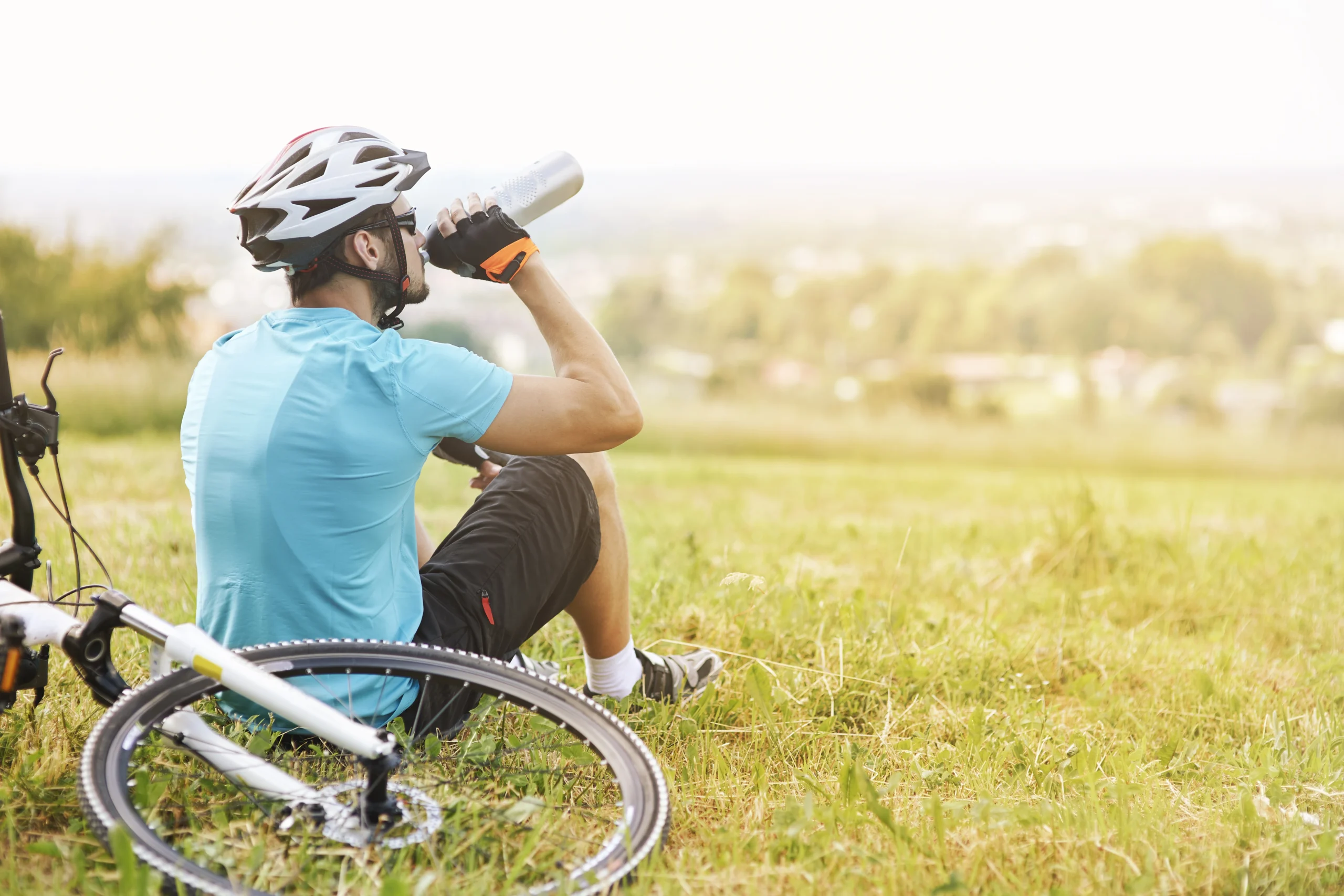 Cyklista dodrzuje pitný režim během cestování